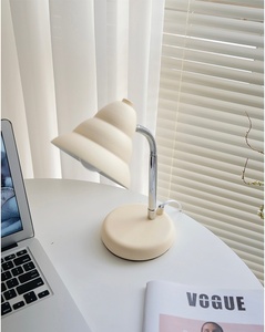 Lámpara de mesa de crema de estilo coreano vintage, luz nocturna de sombra de metal con cuerpo de hierro ecológico para dormitorio infantil, eléctrica para uso en habitación - Product Image 5