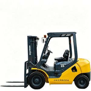 Montacargas Diésel Komatsu de 2.5 Toneladas, Modelo FD25, Mástil de Dos Etapas, Desplazador Lateral Hidráulico, Operación Sentado, Neumáticos Sólidos, Terreno Accidentado - Product Image 1