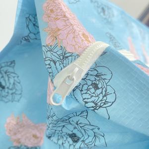 カスタム再利用可能ポリプロピレン製トートショッピングバッグ 中サイズ 大きめ 防水食料品バッグ ロゴ入りPP織りトートバッグ ギフト用 - Product Image 3