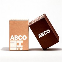 Boîte d'expédition pliable en carton ondulé Kraft avec logo personnalisé, emballage cadeau avec gaufrage pour vêtements et produits de beauté