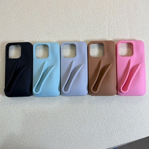 เซ็ตลิปกลอสบำรุงริมฝีปากชุ่มชื้นแบบขายดี พร้อมเคสโทรศัพท์ซิลิโคน ลิปบาล์มขัดริมฝีปากหลากสี บำรุงริมฝีปากสำหรับผู้หญิง - Product Image 2