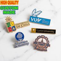 Badges métalliques personnalisés à découpe de symboles pour costumes, blazers, sacs à dos, souvenirs pour étudiants et anciens étudiants, sans ternissement, production rapide