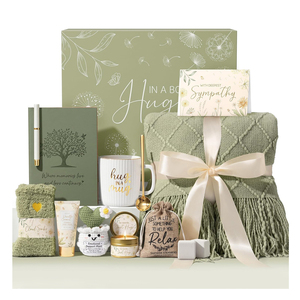 Coffret cadeau comprenant une tasse en céramique, une bougie parfumée, une bombe de bain, un pompon et une couverture, idéal pour la Saint-Valentin et la fête des mères - Product Image 6