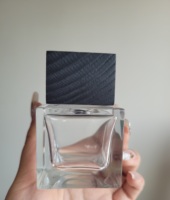 Flacon de parfum vide en verre transparent carré de 50 ml, personnalisé en gros, avec boîte cadeau en bois noir carré