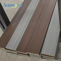 Planche de terrasse en WPC co-extrudé imperméable, finition grain de bois moderne antidérapante, installation par clipsage pour usage extérieur, patio, jardin