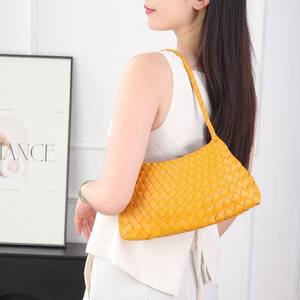 Petit sac à bandoulière carré en cuir PU tissé à la main pour femmes à la mode française - Product Image 4