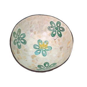 Bol à salade en coque de noix de coco écologique MOP, motif floral, durable, léger, logo personnalisé, fabricant vietnamien, prix avantageux - Product Image 4