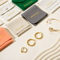 Pochettes d'emballage pour bijoux en microfibre personnalisées et élégantes avec options de rabat et de ruban pour colliers, bracelets et coffrets cadeaux de marque