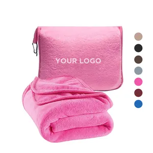 Vente en gros de logo personnalisé bagage à main ceinture oreiller de voyage couverture dans pochette flanelle polaire jeter couverture avec sac