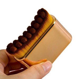 Brosse de massage lymphatique dorée pour le visage, conçue ergonomiquement pour s'adapter parfaitement à la peau, idéale pour le drainage lymphatique et la massage à sec. - Product Image 6