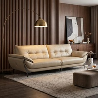 Canapé Chesterfield moderne italien en cuir pleine fleur à dossier haut 3 places avec pieds en métal et capitonnage, idéal pour appartement, salon ou hôtel