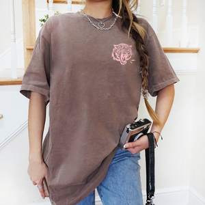 T-shirt grafica da donna femminista in cotone con scollo rotondo, vestibilità ampia, per tutte le stagioni, con logo tigre e stampa di testo - Product Image 3