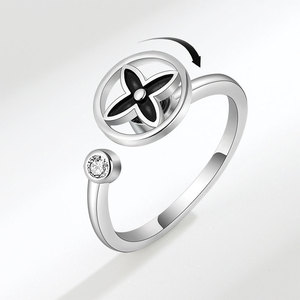 Anillos abiertos giratorios de trébol de cuatro hojas con pegamento negro, ajustables, con circonitas engastadas, chapados en oro sobre cobre, joyería antiestrés para mujer - Product Image 1