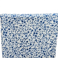 Tela de algodón puro premium con estampado floral índigo presenta elegantes patrones de ramas de flores azules bellamente estampados sobre un fondo blanco.