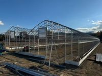 Fabriek produceert eenvoudige gebogen kassen voor groenten, fruit en bloemen, geschikt voor lente- en herfstteelt.