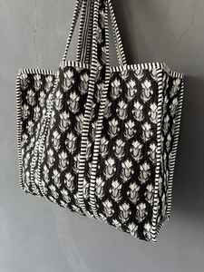 Bolso de Mano Acolchado de Algodón con Estampado de Bloques, Hecho a Mano, Arte Textil Tradicional Indio, Bolso de Hombro para Viajes y Compras - Product Image 5