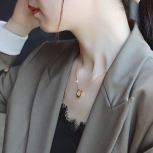 Collar de Acero Inoxidable en Forma de U con Colgante de Herradura Dorada, Joyería Moderna y Versátil para Mujer, Ideal para Regalo, Venta al Por Mayor - Product Image 3