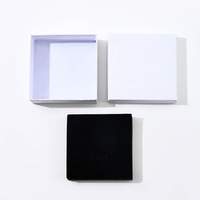 Nouveaux styles, boîtes cadeaux rigides carrées en carton blanc et gris, moins chères, avec revêtement UV, gaufrage, doublure en éponge et fermeture magnétique