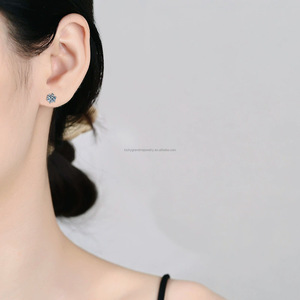 ต่างหูเงินแท้แบบคลาสสิกสีเงิน S925ทำจากมอร์แกไนท์เครื่องประดับชุบทองคำขาวหรูหราพร้อมกระดุมหกง่ามที่สง่างามสำหรับงานปาร์ตี้ - Product Image 4