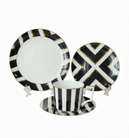Services de vaisselle en porcelaine fine rayée noir et blanc avec bordure en or véritable, compatibles lave-vaisselle, comprenant assiettes plates et saladiers