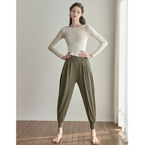 Haut de yoga SUHE TS-005 à manches longues et coupe ajustée, dos nu, pour femme, T-shirt de danse, couleurs unies automne rose, noir, abricot - Product Image 2