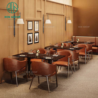 Ensemble de mobilier de restaurant Ron Group Luxury Cafe Coffee Shop : banquettes carrées en marbre avec structure métallique, table et chaises.