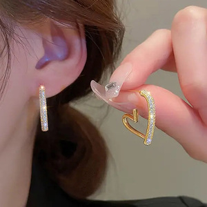 Orecchini a perno con zirconi a forma di cuore aperto, gioielli da donna dolci ed eleganti, regalo per l'uso quotidiano - Product Image 4