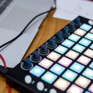 WORLDE PAD48-controlador portátil USB <span class=keywords><strong>MIDI</strong></span>, almohadillas retroiluminadas de 48 RGB, 8 perillas, 16 botones, 8 deslizadores con Cable USB - Product Image 5
