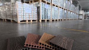 Planche de <span class=keywords><strong>terrasse</strong></span> WPC en acajou gaufré, grain de <span class=keywords><strong>bois</strong></span> 3D, imperméable, pour extérieur, structure perforée, planche composite, luxe, villa, parc - Product Image 4