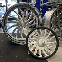 Jantes forgées sur mesure Deep Dish 22 24 26 28 pouces 5x114.3 5x127 5x139.7 chromées pour voitures de luxe avec volant
