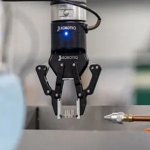 Robotiq 2F-85 robot pinza si combinano con UR 5 collaborative robot direttamente sul sesto assi braccio del robot