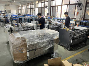 Cubierta de libro automática Caja de papel rígido Alimentación <span class=keywords><strong>Pegar</strong></span> Alimentador Máquina encoladora Caja de cartón Máquina encoladora de papel de fusión en caliente - Product Image 5