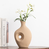 Vases décoratifs pour la maison en céramique de luxe ARM LVG, forme sculpturale circulaire en relief, finition beige mate, vase à fleurs en porcelaine