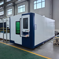 Découpeuse laser à fibre CNC à couvercle intégral avec table d'échange pour la découpe pendant le chargement et le déchargement, conforme aux normes de sécurité strictes du marché