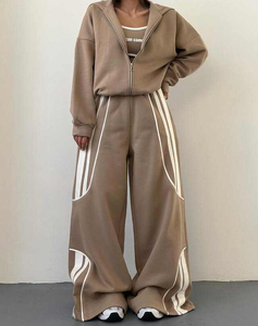 Fabricante de Sudaderas con Cremallera Cortas Personalizadas para Mujer y Pantalones Deportivos Acampanados de Algodón, Fabricante de Conjuntos Deportivos Holgados de Diseño - Product Image 3