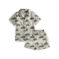 Setelan Tidur Anak Motif Traktor Pertanian Vintage Bahan Bambu Warna Khaki, Latar Belakang Rumput, Kerah Notch, Kancing Depan