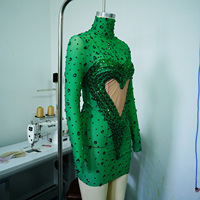 Robe mini moulante en maille transparente à col roulé et manches longues, ornée de strass et de sequins en forme de cœur émeraude verte, pour spectacle de drag, soirée ou costume de scène