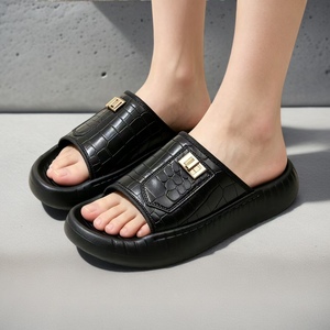 Chaussons plateforme pour hommes, patchwork contrastant, dessus en cuir croco métallisé de luxe, confortables, semelle épaisse, chaussons d'intérieur - Product Image 3