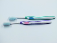 Brosse à dents en nylon souple de haute qualité pour adultes avec poils coniques colorés et manche antidérapant pour un usage domestique