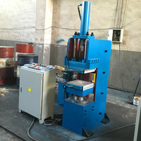 Machine de pressage par injection de caoutchouc silicone pour laboratoire, unité de test et de recherche de prototypes de micro-plaques sur banc de travail en salle blanche
