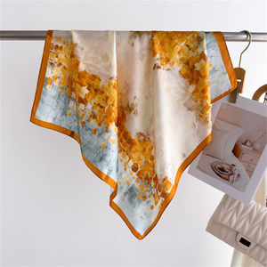 Pañuelo de Tubo de Satén de Seda Blanco con Logotipo Personalizado, con Estampado de Cadena Dorada Náutica en Verde Azulado y Azul Marino para Mujer - Product Image 2