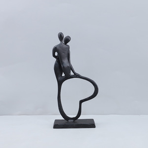 Statua Artistica in Metallo di Coppia Evelyn, Scultura d'Amore per Decorazione di Matrimoni, Casa, Soggiorno e Caminetto - Product Image 3