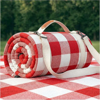 Tapis de pique-nique pliable imperméable à carreaux, couverture de plage épaisse pour le camping en plein air avec sangle de transport portable pour pique-nique