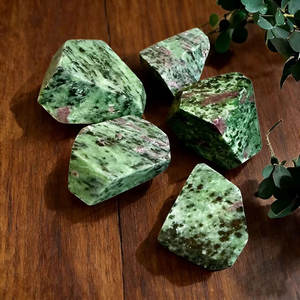 Ornement sculpté en cristal de zoïsite avec rubis de haute qualité, forme libre, pour la décoration intérieure et le Feng Shui (vente en gros) - Product Image 3