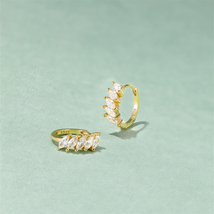 Pendientes de Aro con Zirconia Incrustada en Forma de U, Diseño de Caballo Geométrico, Brillantes, para Uso Diario - Product Image 6