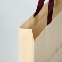 Sac cadeau réutilisable écologique Yu Mo avec poignées découpées en carton blanc et papier kraft pour exposition