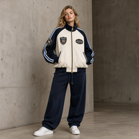 Blouson Bomber Varsity Homme AW27 – Blocs de Couleurs, Manches Rayées, Patch Brodé, Fermeture Éclair Avant, Coupe Ample, Épaules Tombantes, Style Streetwear