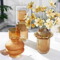 Vase à fleurs en verre décoratif minimaliste avec fonction hydroponique et motif ondulé ambré pour la décoration de mariage, de bar mitzvah et d'hôtel