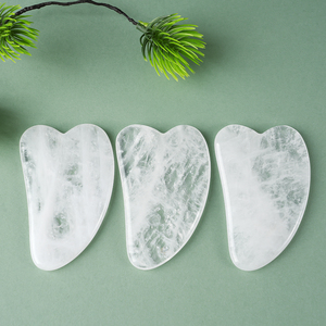 Usine TGS GEMS Vente en gros Cristal <span class=keywords><strong>de</strong></span> quartz clair sculpté en forme <span class=keywords><strong>de</strong></span> cœur Gua Sha 8*5 cm Outil <span class=keywords><strong>de</strong></span> massage par <span class=keywords><strong>grattage</strong></span> du visage - Product Image 3