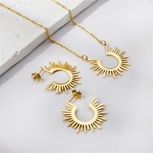 Juego de Joyería de Acero Inoxidable Chapado en Oro Personalizado con Pendientes y Collar de Sol para Mujer - Product Image 2